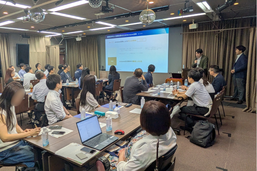 コムチュア登壇写真_加工後 (1).png